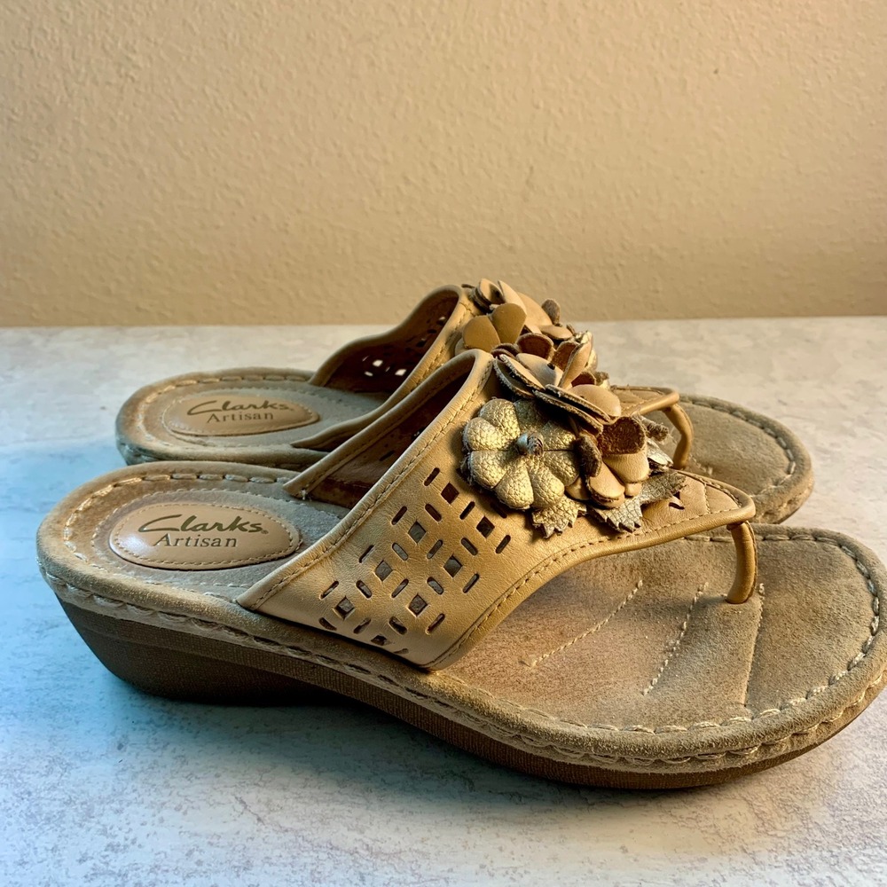 Clarks 8M Artisan Leather Thong Wedge Sandals Tan Gold Floral Applique 26068592